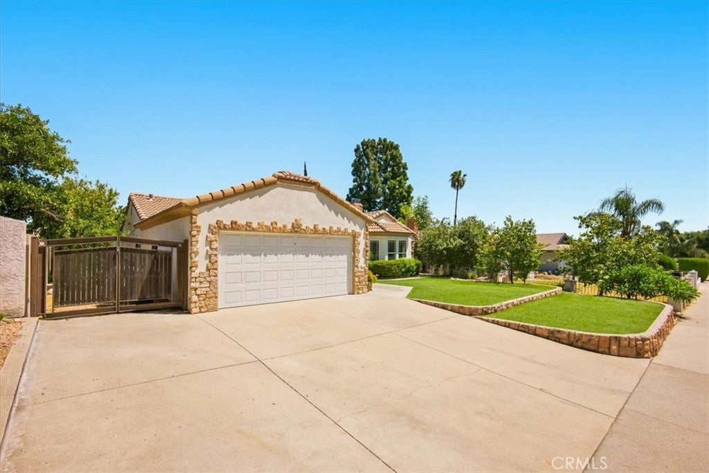 7865 Layton