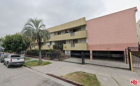 Photo of 737 S Oxford Avenue #7, Los Angeles, CA 90005 (MLS # 26808565)