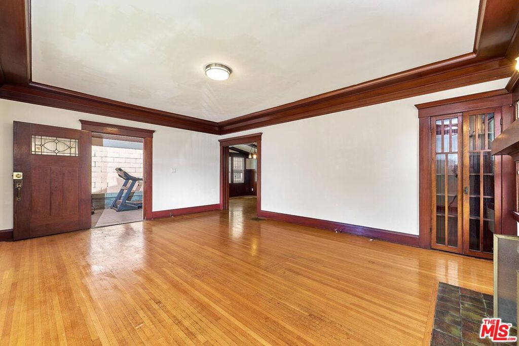 1016 S Oxford Avenue