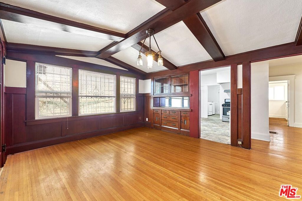 1016 S Oxford Avenue