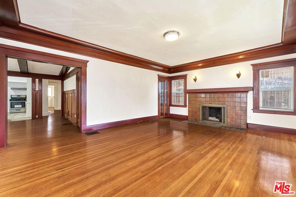 1016 S Oxford Avenue