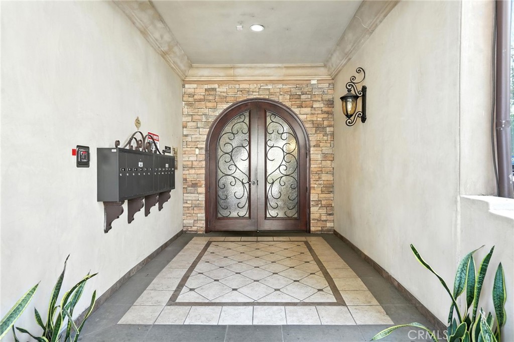 Properties 1 201 N Reese Place 101
