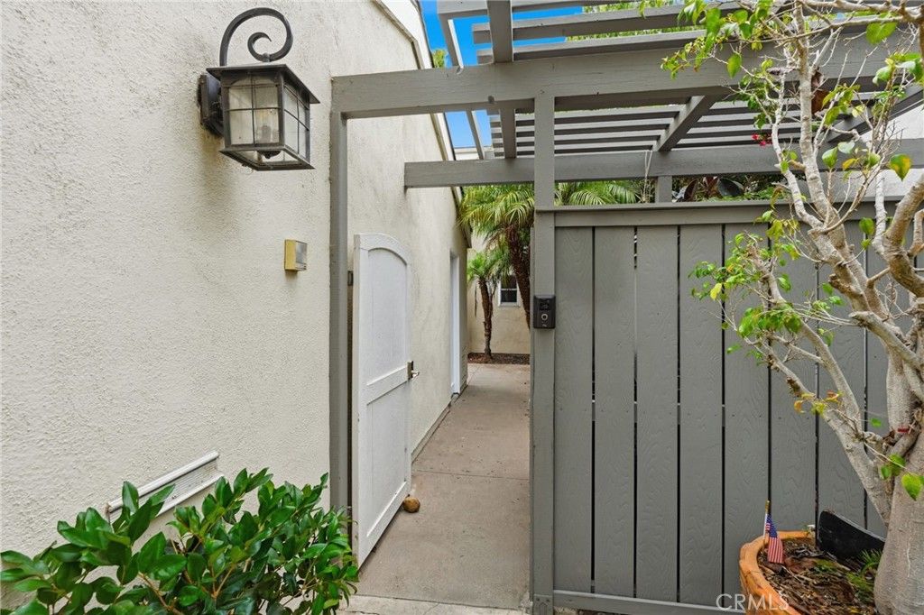 Photo of 19701 Seacliff Lane, Huntington Beach, CA 92648 (MLS # OC25253727)