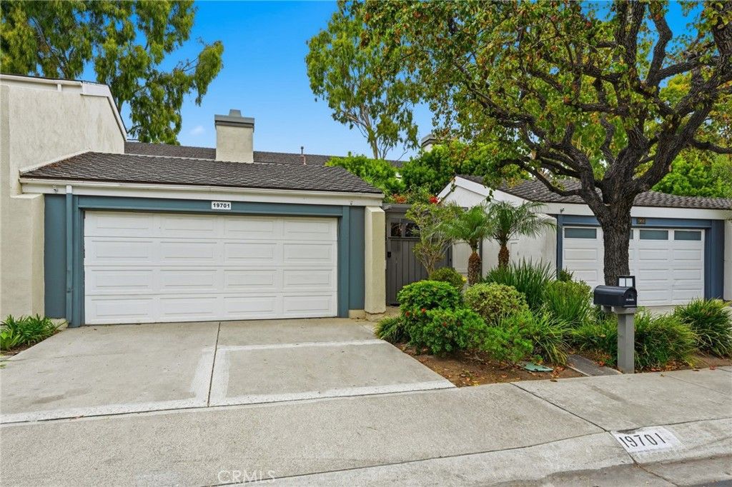 Photo of 19701 Seacliff Lane, Huntington Beach, CA 92648 (MLS # OC25253727)