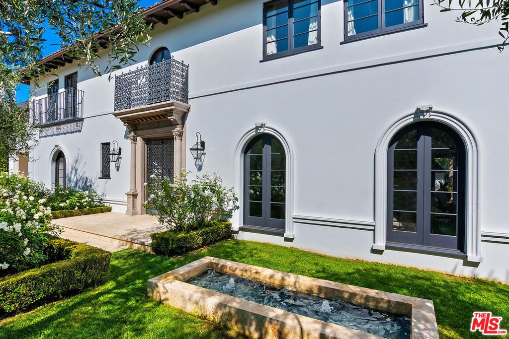 Photo of 704 N Palm Drive, Beverly Hills, CA 90210 (MLS # 25609571)