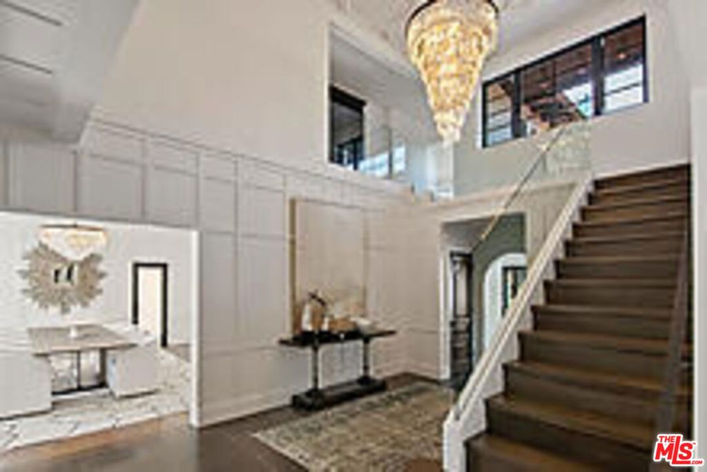 Photo of 704 N Palm Drive, Beverly Hills, CA 90210 (MLS # 25609571)