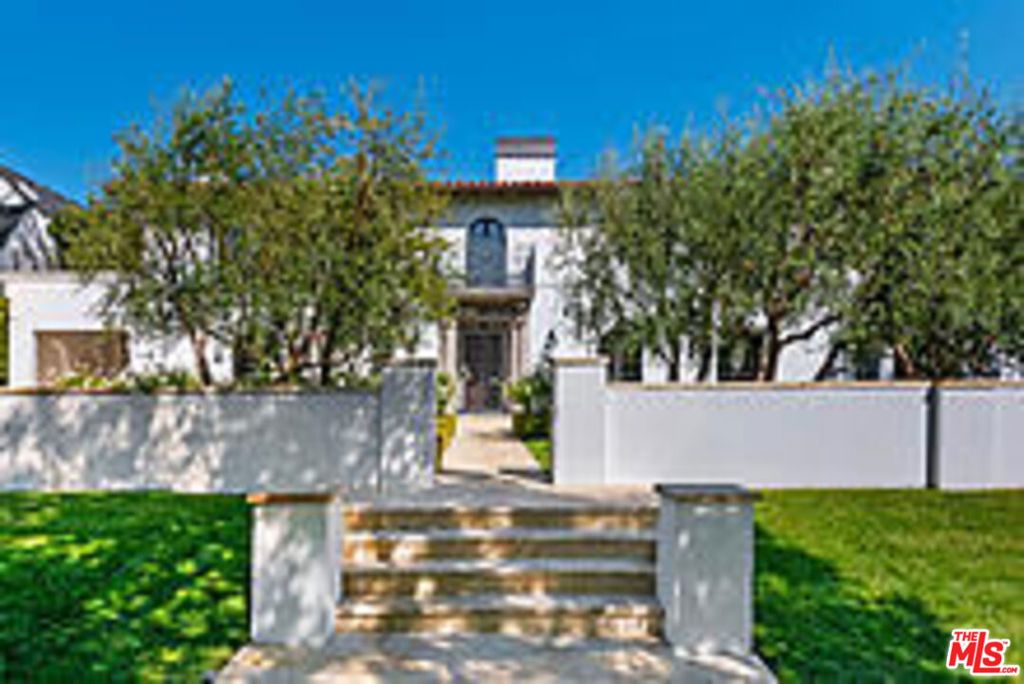 Photo of 704 N Palm Drive, Beverly Hills, CA 90210 (MLS # 25609571)