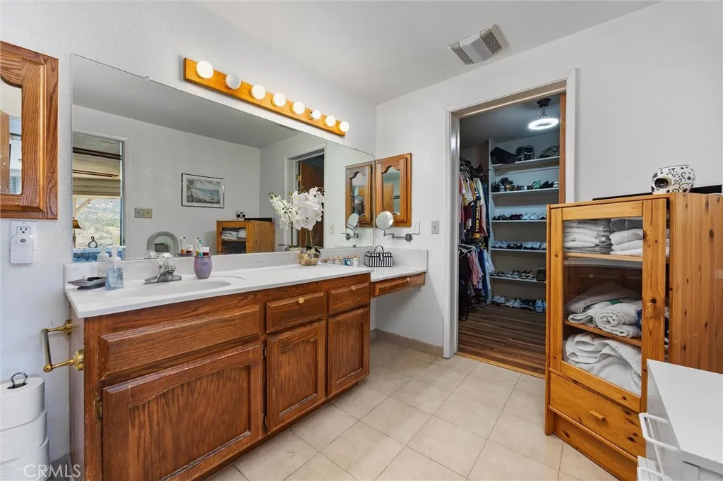 Tehachapi, California 93561, United States, 4 Bedrooms Bedrooms, ,5 BathroomsBathrooms,Residential,Active,229081