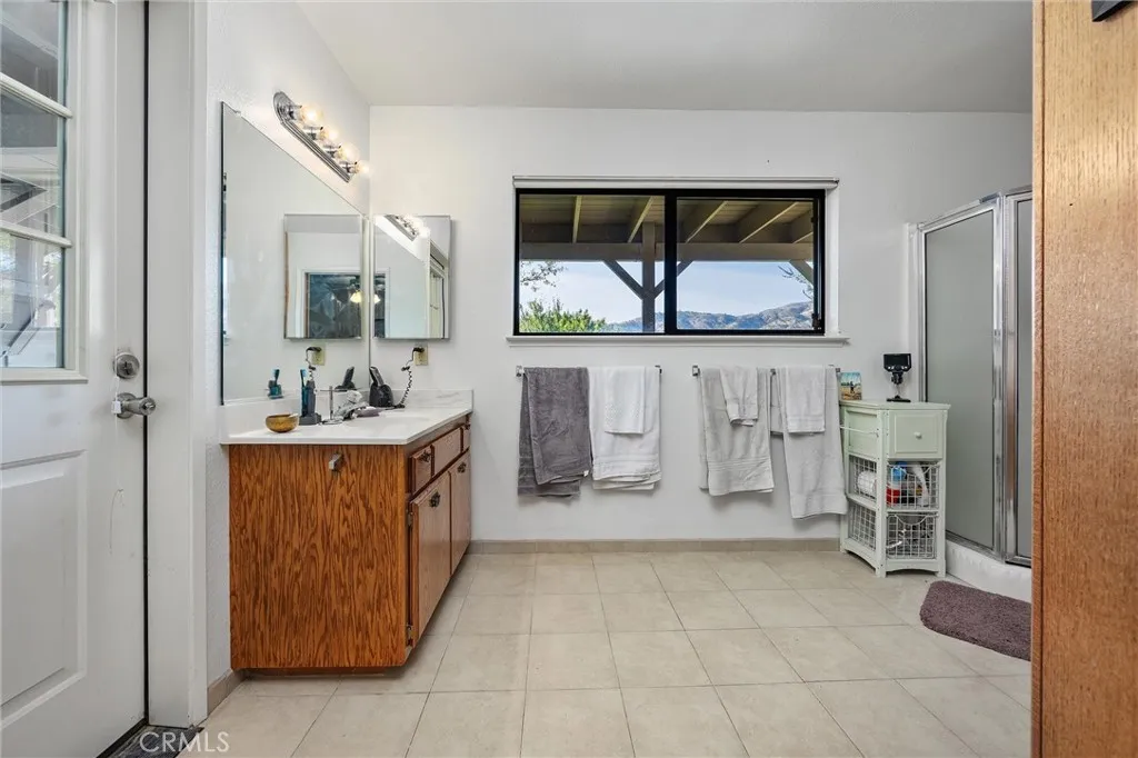 Tehachapi, California 93561, United States, 4 Bedrooms Bedrooms, ,5 BathroomsBathrooms,Residential,Active,229081