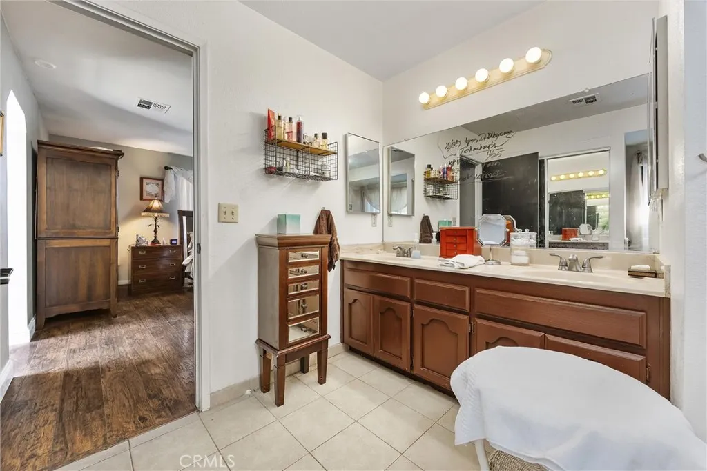 Tehachapi, California 93561, United States, 4 Bedrooms Bedrooms, ,5 BathroomsBathrooms,Residential,Active,229081