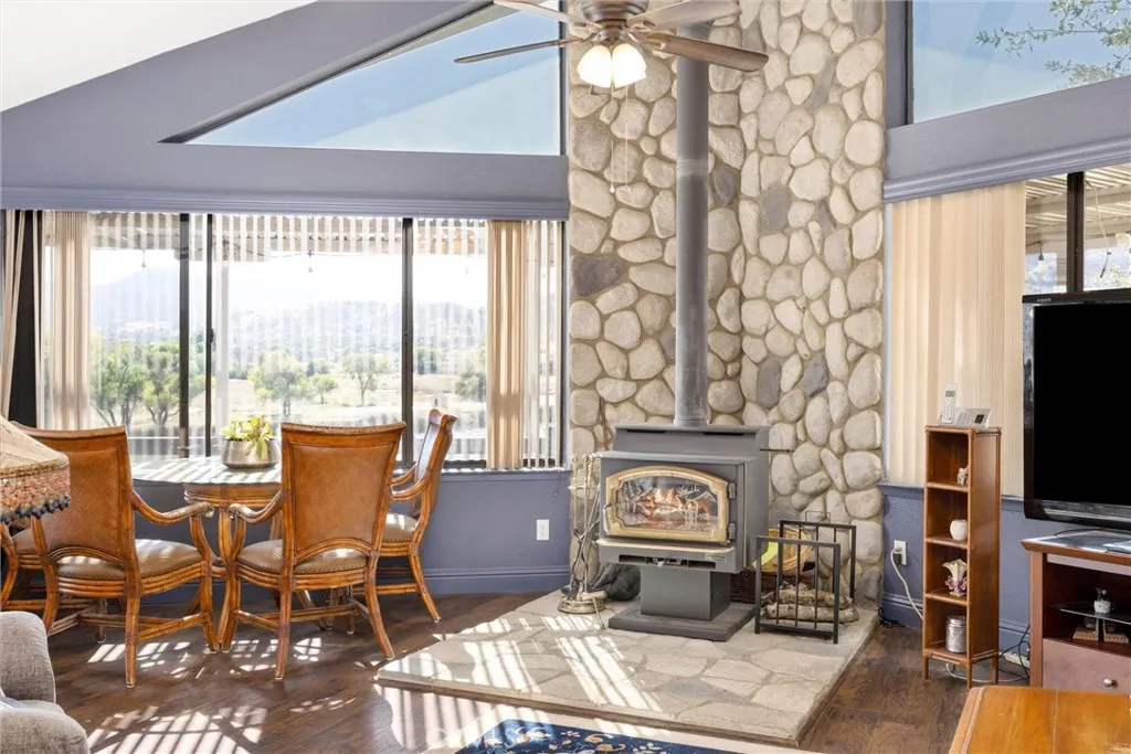 Tehachapi, California 93561, United States, 4 Bedrooms Bedrooms, ,5 BathroomsBathrooms,Residential,Active,229081