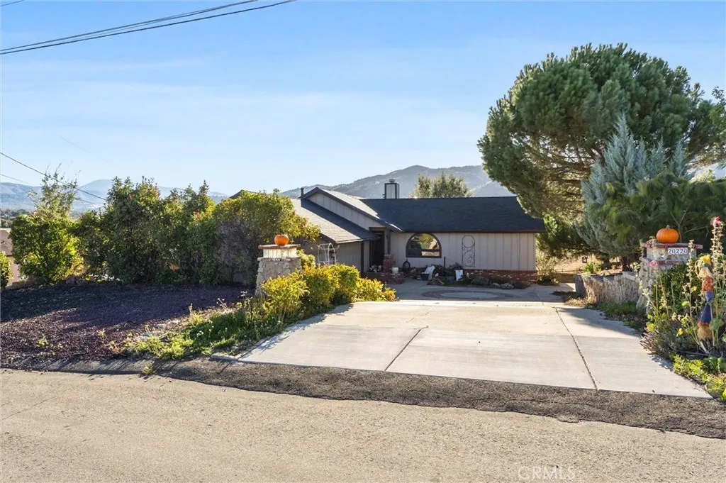 Tehachapi, California 93561, United States, 4 Bedrooms Bedrooms, ,5 BathroomsBathrooms,Residential,Active,229081