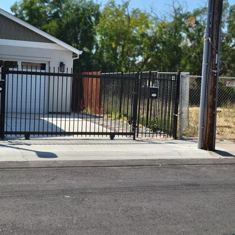 Photo of 2625 2625 Beaumont ave St, Sacramento, CA 95815 (MLS # 41124044)