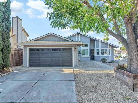 Photo of 200 Spindrift Ct, Oakley, CA 94561 (MLS # 41135000)