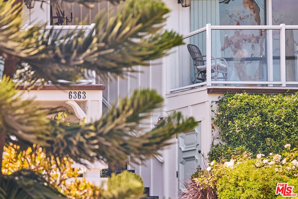 6363 Zumirez Drive
