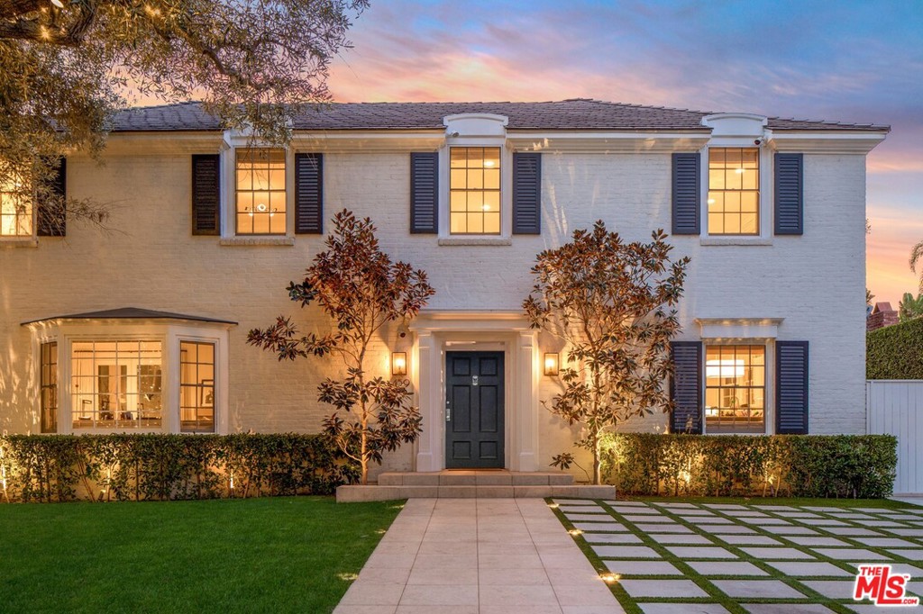 On a pristine flat lot in Little Holmby, this updated Traditional estate is a rare mix of historical appeal and contemporary amenities. Behind privacy hedges and an elegant courtyard, interior features include original 1930's details such as hardwood floors, crown-molding, and wainscoting. Through a striking entry hallway, an open floor plan invites the sun into its main living spaces through French doors. A large formal living room with a wood-burning fireplace opens to a veranda with alfresco dining and an outdoor fire-pit. The home offers the perfect indoor-outdoor lifestyle with an expansive pool, spa and separate pool house. The gourmet kitchen features Carrera marble countertops, high-end appliances and a formal dining room. Among the 4 en-suite upstairs bedrooms is a lavish master suite with a lounge, fireplace, separate walk-in closets, and a gorgeous bathroom with a separate steam-shower and soaking tub. Located on one of the most desired streets in one of the citys most sought after neighborhoods.