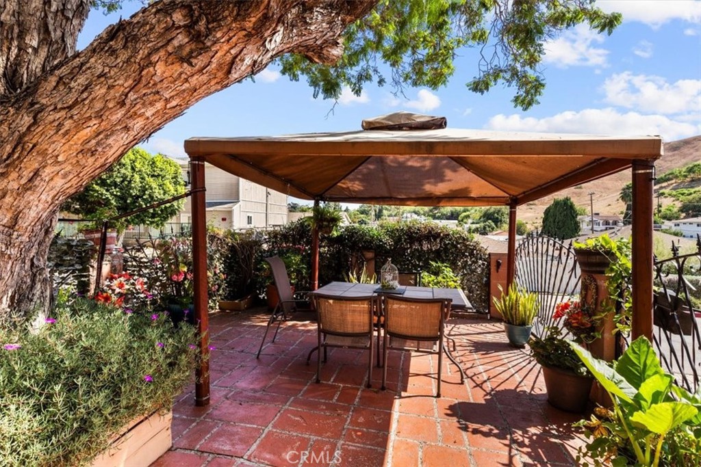 Lease this charming and cozy 1-bedroom, 1-bath unit!
Recently renovated with a refreshed kitchen and bath, fresh paint, and new laminate wood flooring throughout. Multiple patios provide the perfect spots to relax or dine al fresco. Includes one parking space. Tenant responsible for gas, electricity, and WiFi. Conveniently located near Cal State LA, USC Keck, and Downtown LA, with plenty of nearby shopping and dining. Don’t miss the opportunity to call this inviting home yours!