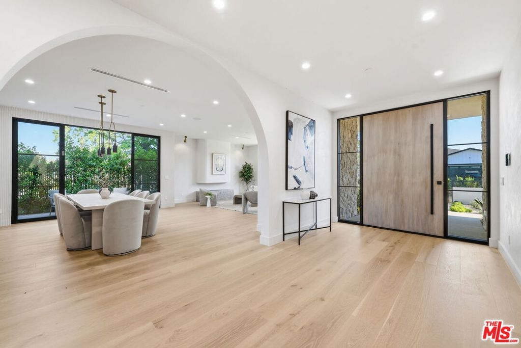 Photo of 16643 Addison Street, Encino, CA 91436 (MLS # 26679769)