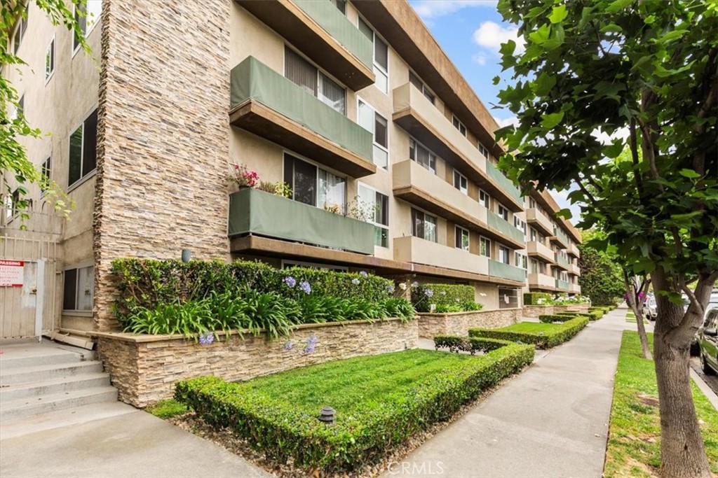 This charming 1-bedroom, 1 bathroom unit offers a spacious and inviting living experience in the Hancock Park of Los Angeles. With 622 square feet of thoughtfully designed space, this move-in ready condo is perfect for those looking to enjoy the vibrant lifestyle of the city. Step inside to find beautiful laminate flooring and plenty of natural lighting that floods the open living area. The kitchen boasts soft-closing cabinets and drawers, providing ample storage for all your culinary needs. Enjoy the convenience of a washer and dryer right in your unit, making laundry day a breeze. The remodeled bathroom features a walk-in shower and newer vanity. Mirrored sliding closet doors with built-in shelving for optimal organization in the nice sized master bedroom. You'll love the custom closet design that maximizes your storage space in both the living room and hallway closets. This pet-friendly building offers an array of amenities, including an elevator, gym, communal pool, sauna, and a common media/recreation room. Benefit from 2-car tandem subterranean parking and a security system for added peace of mind. Located in close proximity to trendy shopping and dining on Melrose Avenue, the nightlife of Hollywood, and popular attractions like The Grove and LACMA, this home is a gateway to the best of LA. Don't miss this opportunity to make it yours!
