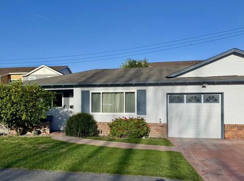 Photo of 123 Evandale Avenue #B, Mountain View, CA 94043 (MLS # ML82038329)