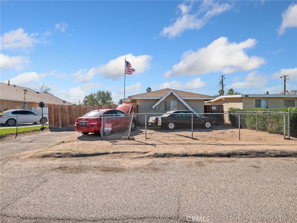 Main image without alt text