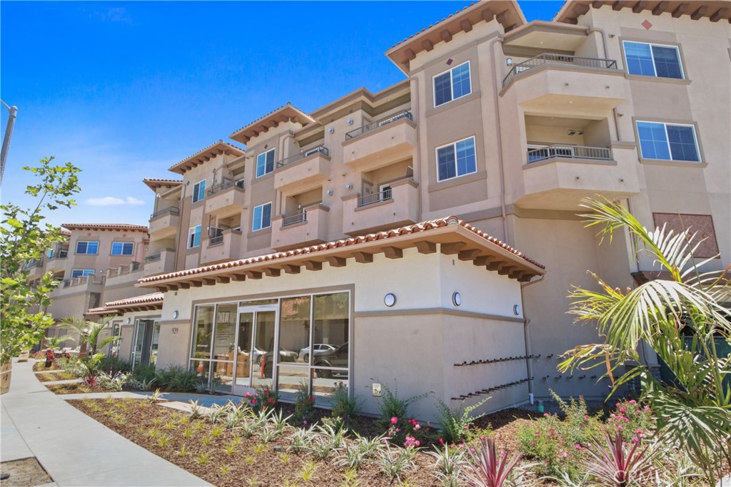 La Sevilla is a brand-new upscale collection of 75 single-level condominiums that combine comfort, simplicity, and modern living. Each home offers hardwood flooring throughout, and a private balcony. Residents enjoy a fitness center, remote-work lounge, community room with full kitchen and pool table, plus a BBQ area with firepit.
Plan C - This single-level floorplan has two bedrooms and two bathrooms with approximately 1071sqft of living space. The open-concept living and dining area extends seamlessly to a private balcony, perfect for indoor-outdoor entertaining. Interior finishes include wide-plank hardwood flooring throughout, quartz counters, full tile backsplash, and a premium stainless-steel LG appliance package (French-door fridge, built-in microwave, gas range with AirFry, dishwasher). Bedrooms feature generous closets, and the primary bath includes a glass-enclosed shower, quartz counters, designer selected porcelain tile, and stainless-steel accents.
Nestled on the Palos Verdes Peninsula, La Sevilla offers the tranquility of a high-end neighborhood alongside true walkability. Just steps away are Peninsula Center shops, the public library, grocery stores, coffee shops, and local restaurants—no freeway needed.