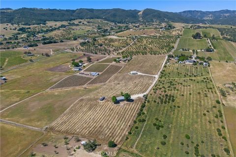 Photo of 5720 Vista Serrano Way Way, Paso Robles, CA 93446 (MLS # NS26083065)