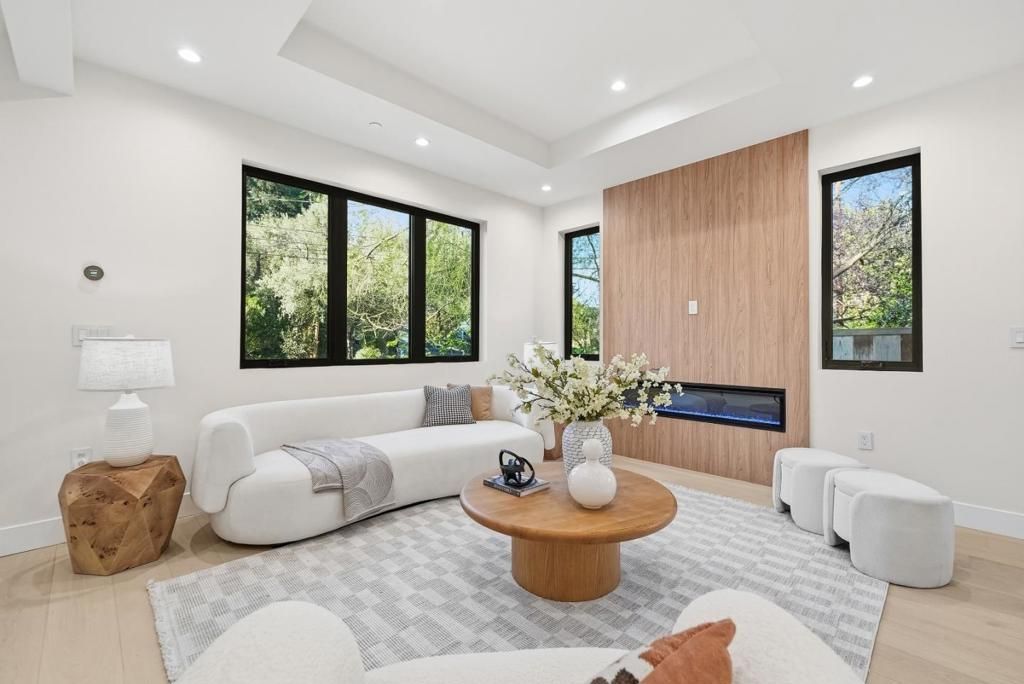 Photo of 488 Oak Court, Menlo Park, CA 94025 (MLS # ML82039553)