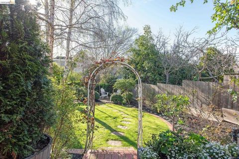 Tiny photo for 19 19 Monte Avenue Ave, Piedmont, CA 94611 (MLS # 41126298)