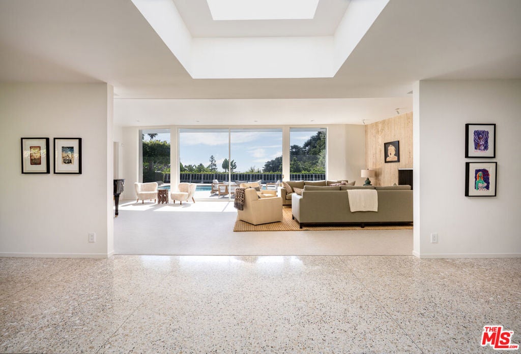 1121 Loma Vista Drive