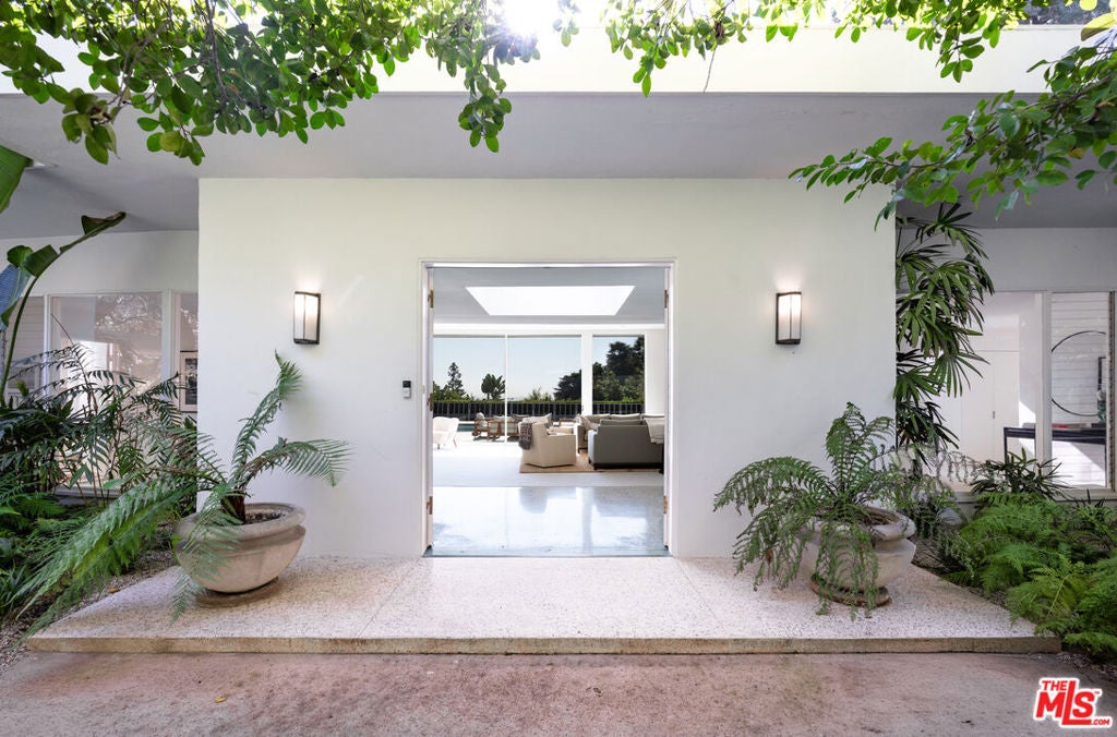 Photo of 1121 Loma Vista Drive, Beverly Hills, CA 90210 (MLS # 26101609)