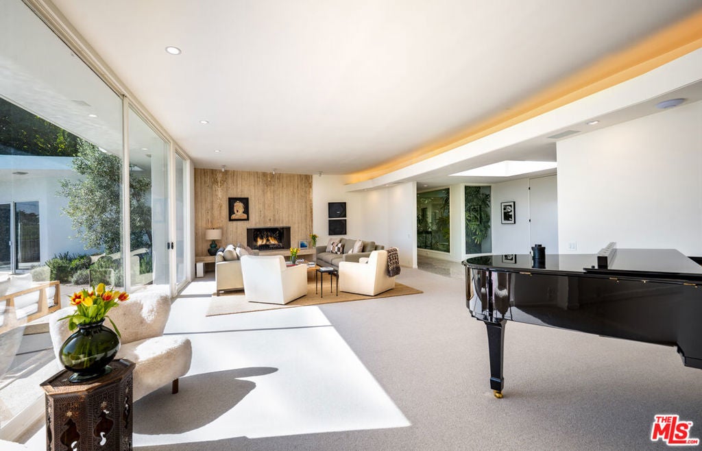 1121 Loma Vista Drive