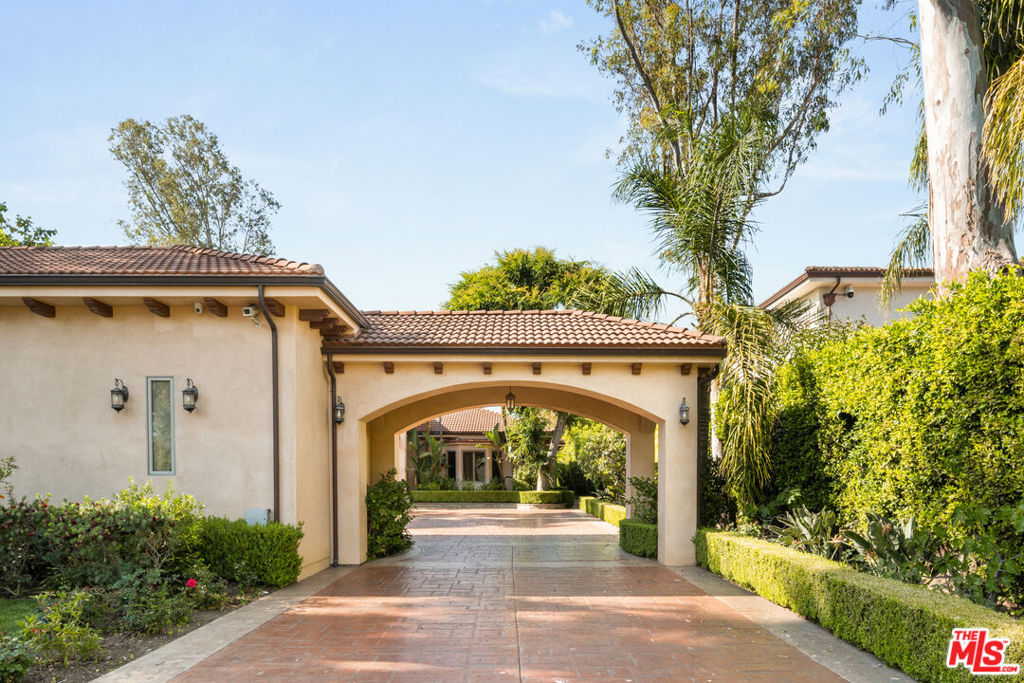 Properties 4 13845 Magnolia Boulevard
