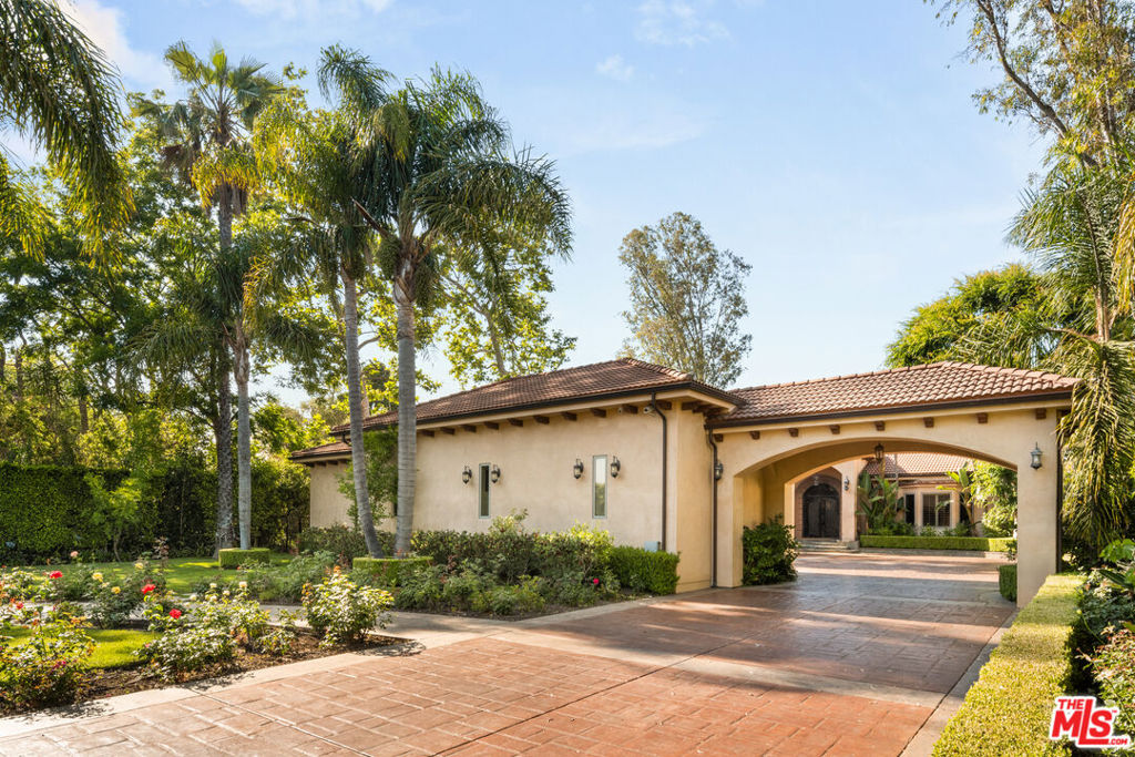 Properties 2 13845 Magnolia Boulevard