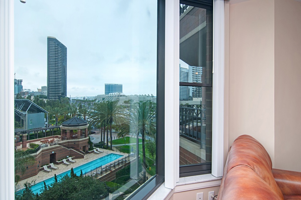 View View View!!! Luxury City Front Terrace with breathtaking view of the city and Coronado Bay Bridge. Very light and bright open floor plan.Don't miss this opportunity! Neighborhoods: Marina Equipment: Range/Oven Other Fees: 0 Sewer: Sewer Connected Topography: LL