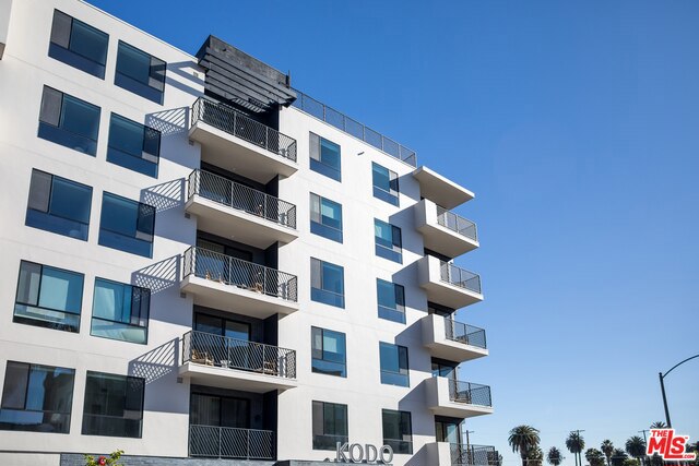 For sale a 60-unit luxury apartment building located in the thriving Koreatown neighborhood of Los Angeles, California.Built in 2018, the Kodo offers a mix of studio, 1-bedroom, and 2-bedroom units with beautiful finishes, and ample common area amenities. Common area spaces include a living room /lounge, a beautifully landscaped courtyard, a fitness center, and a rooftop lounge that offers spectacular views of the Downtown Los Angeles skyline.