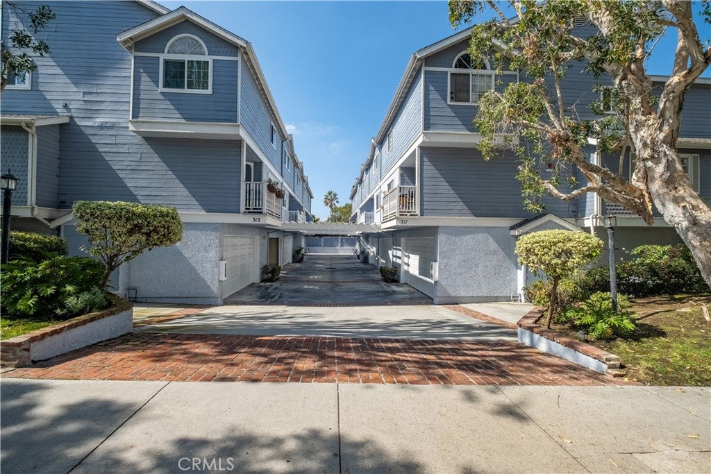 313 N Broadway 9