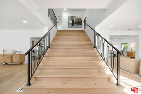 Photo of 832 S Plymouth Boulevard, Los Angeles, CA 90005 (MLS # 26847897)