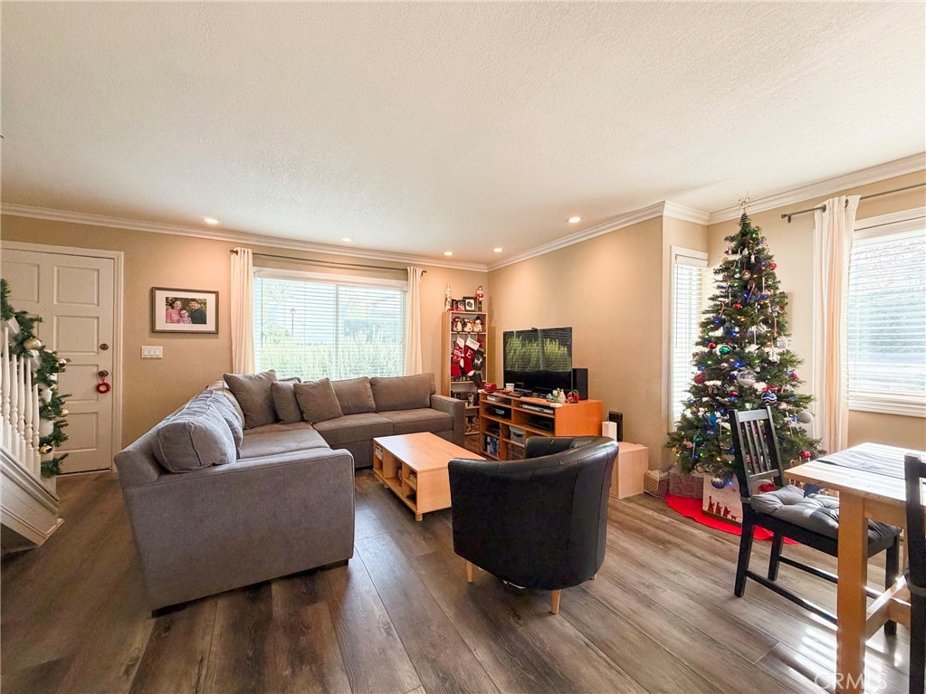 Los Robles Townhomes (332) - Residential