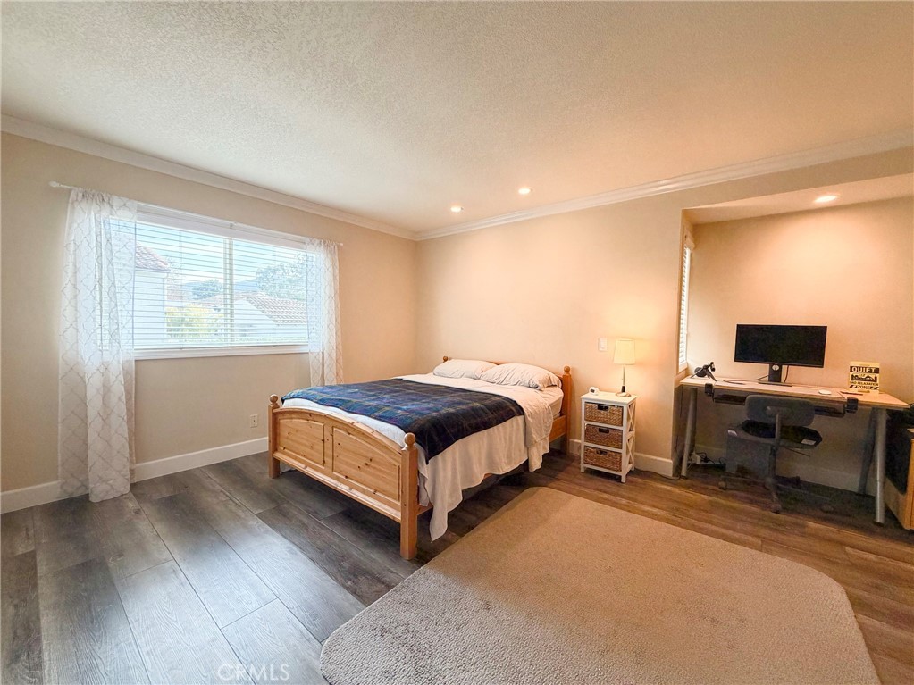 Los Robles Townhomes (332) - Residential