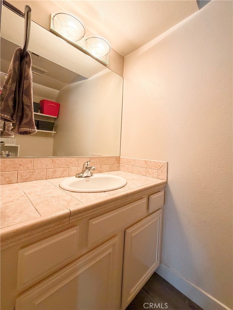 Los Robles Townhomes (332) - Residential