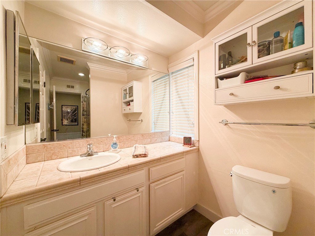 Los Robles Townhomes (332) - Residential