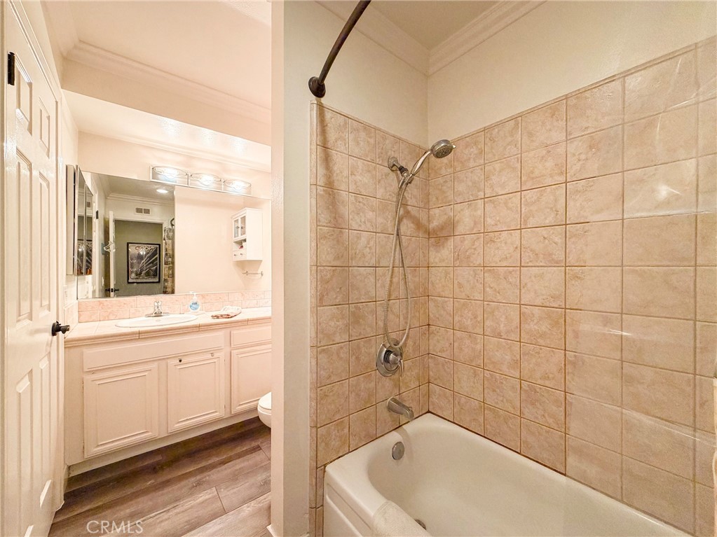 Los Robles Townhomes (332) - Residential