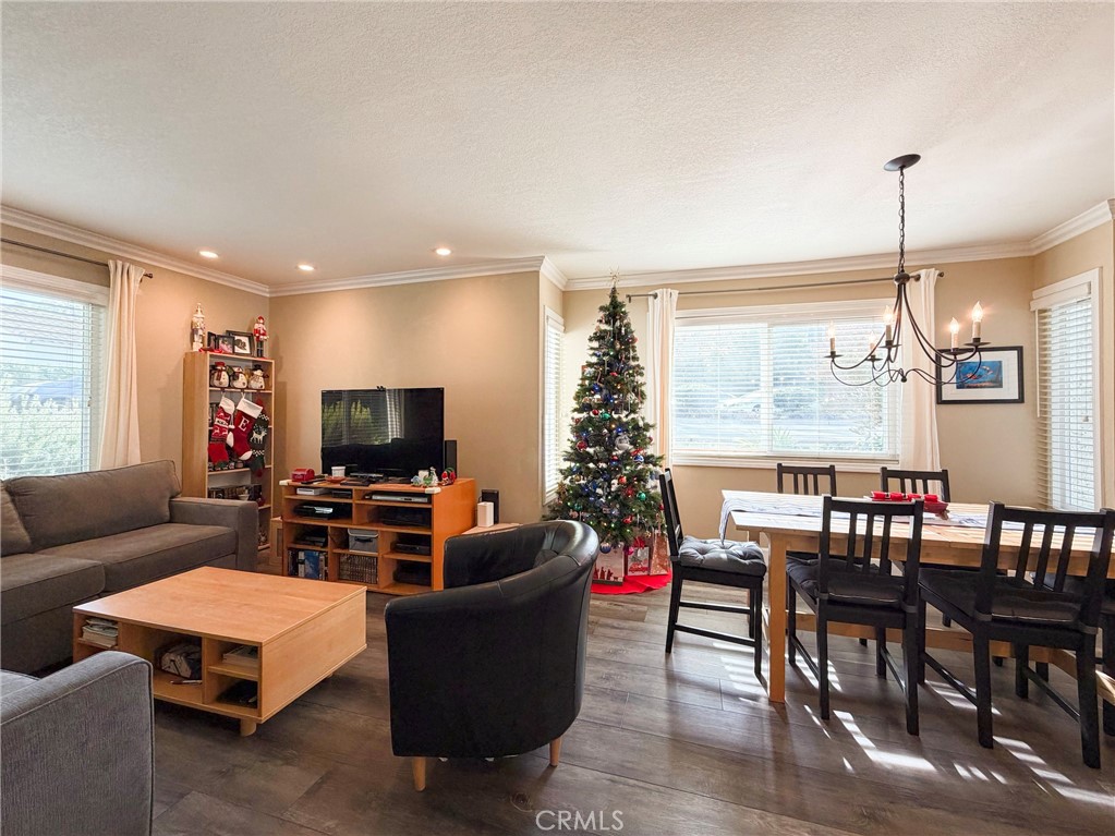 Los Robles Townhomes (332) - Residential