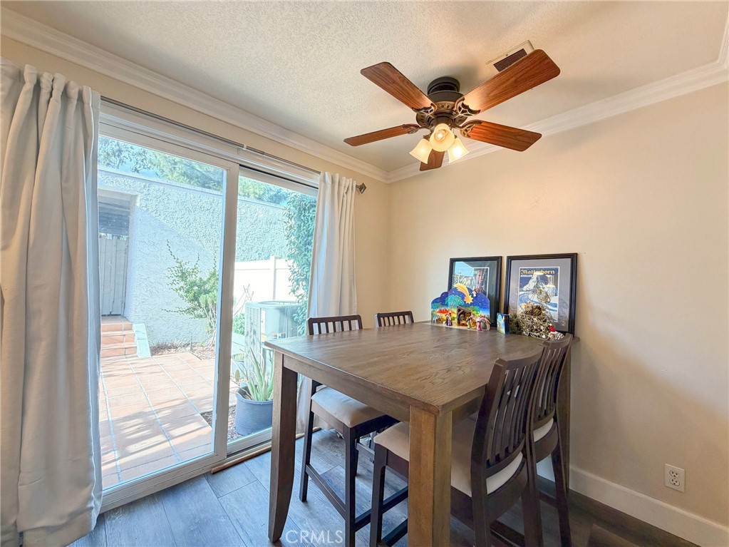 Los Robles Townhomes (332) - Residential