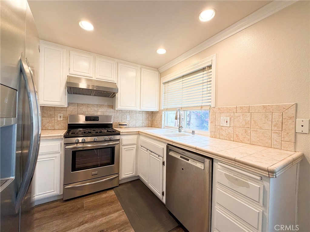 Los Robles Townhomes (332) - Residential