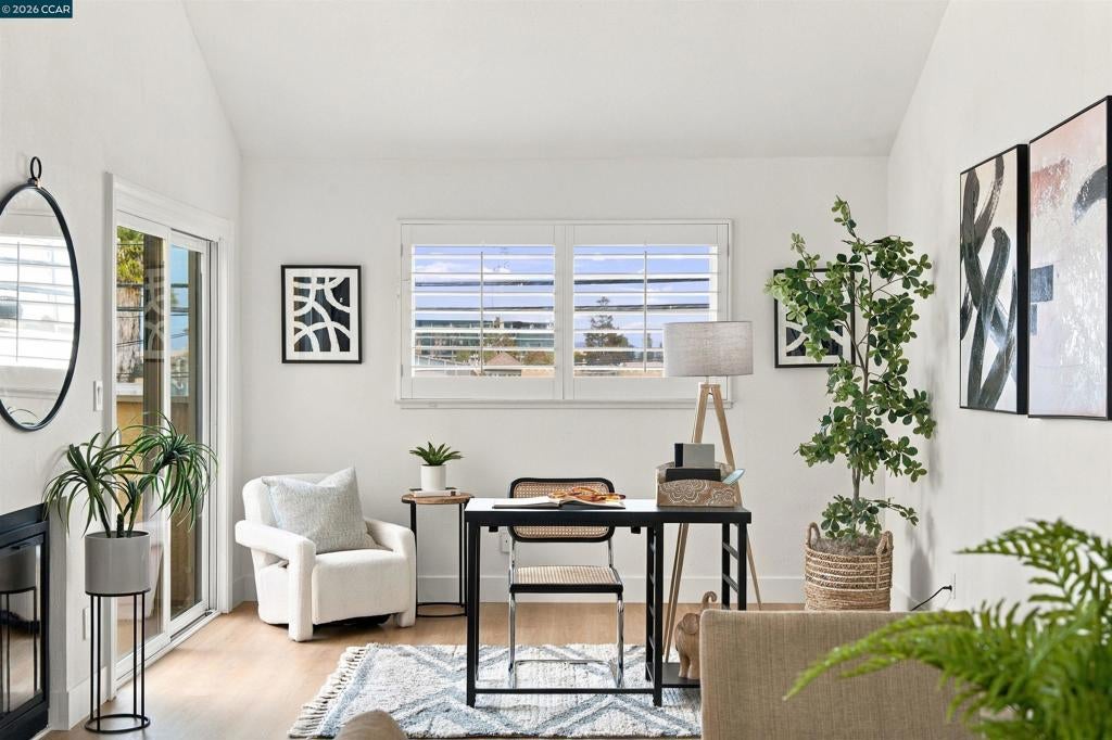 939 Laurel St 203