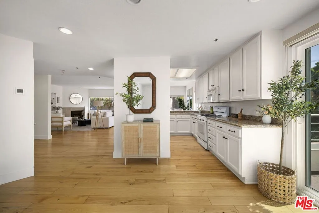 Los Angeles, California 90024, United States, 2 Bedrooms Bedrooms, ,2 BathroomsBathrooms,Residential,Pending,181640