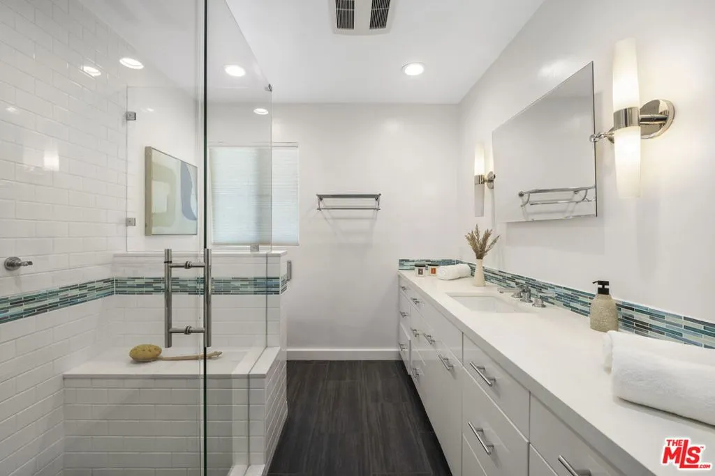 Los Angeles, California 90024, United States, 2 Bedrooms Bedrooms, ,2 BathroomsBathrooms,Residential,Pending,181640