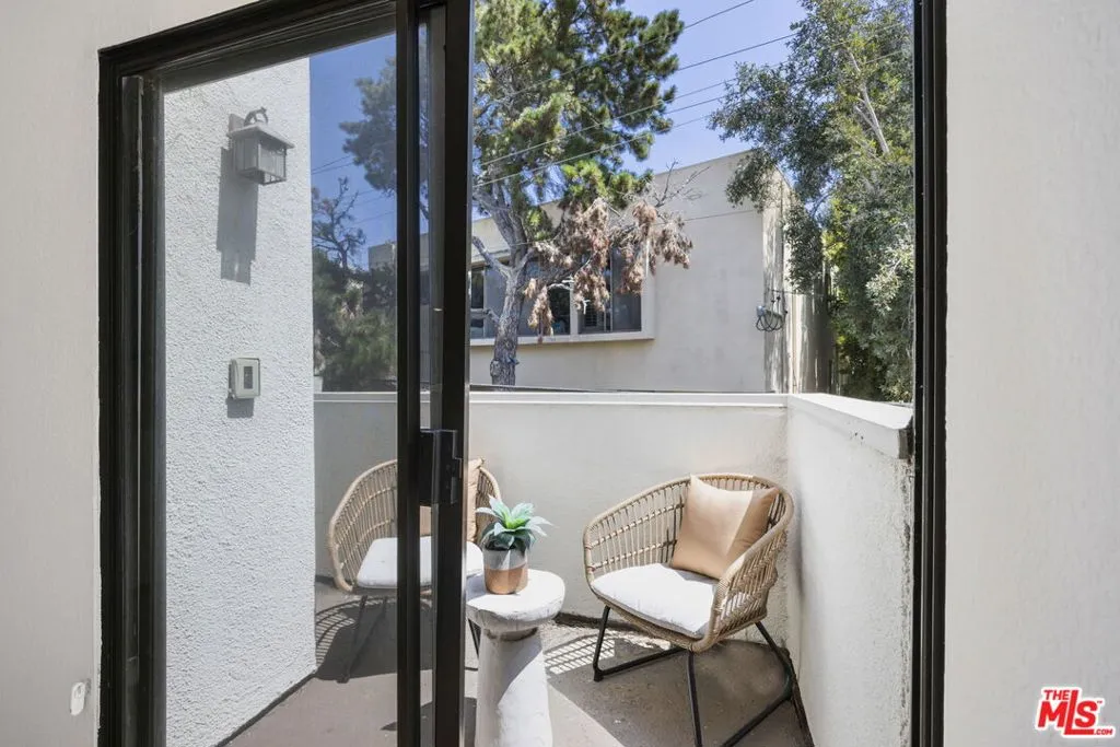 Los Angeles, California 90024, United States, 2 Bedrooms Bedrooms, ,2 BathroomsBathrooms,Residential,Pending,181640